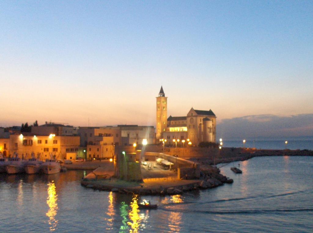 Travel And Living Hotel Trani Bagian luar foto